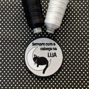 Cabeça na Lua (gato)