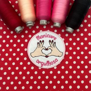 Mãos em coração (Manicure orgulhosa)