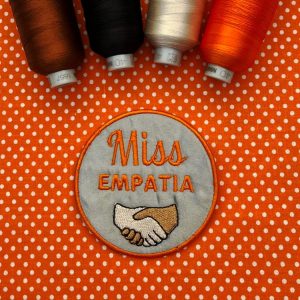 Miss Empatia (Emoji aperto de mão)